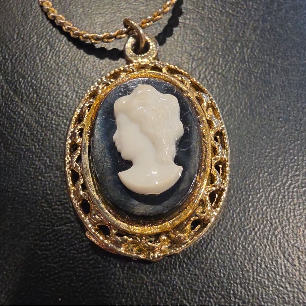 Vintage Black White Resin Cameo Pendant Necklace Gold Tone Filigree Border 18"